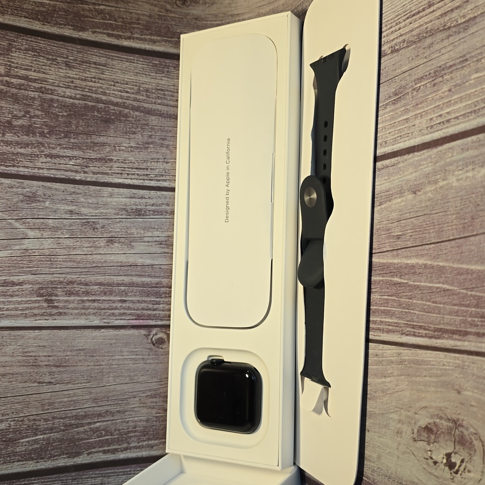Apple Watch: SE 2nd Gen: 40mm Midnight ACTIVATION LOCKED to posher @stylin13